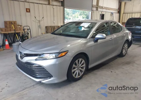 2020 Toyota Camry Le z USA, uszkodzony, nr VIN 4T1C11AK7LU969562